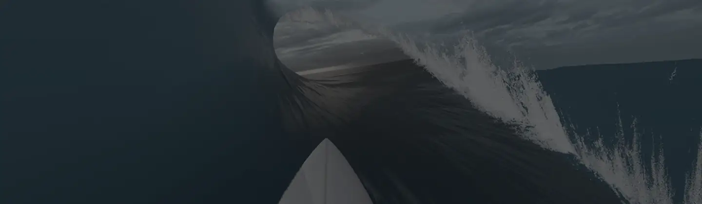 Onda a formar tubo sobre o mar em True Surf