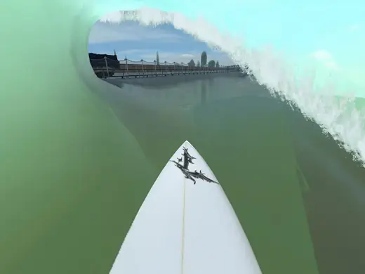 Prancha branca a cortar a face da onda em True Surf